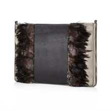 Lade das Bild in den Galerie-Viewer, Die stylische Clutch Bag aus echtem und feinstem Leder in einer Schwarz und Metallic Kombination ist mit Schwarzen Federn verziert. Die Tasche hat einen Reißverschluss und eine Kette zum Umhängen.