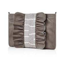 Lade das Bild in den Galerie-Viewer, Wunderschön und extravagant! Die Brasilia Bag in Grau besticht durch ihr verspieltes Design sowie den edlen Materialmix aus Glatt- und Schlangenleder. Sie lässt sich besonders gut mit verschiedenen Outfits und Styles kombinieren und verleiht jeder Kombination eine gewisse Raffinesse. Zusätzlich begeistert sie mit dem pinkfarbenen Innenfutter als farblich kontrastierenden Eyecatcher.