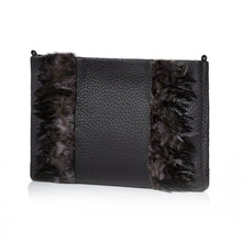 Lade das Bild in den Galerie-Viewer, Die stylische Clutch Bag ist aus echtem und feinstem Leder in Schwarz ist mit Federn verziert. Die Tasche hat einen Reißverschluss und eine Kette zum Umhängen.
