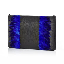 Lade das Bild in den Galerie-Viewer, Die stylische Clutch Bag aus echtem und feinstem Leder in Schwarz ist mit Royalblauen Federn verziert. Die Tasche hat einen Reißverschluss und eine Kette zum Umhängen.