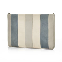 Lade das Bild in den Galerie-Viewer, Die stylische Clutch Bag ist aus echtem und feinstem Leder in Hellgrau, Creme und Eisblau. Die Tasche hat einen Reißverschluss und eine Kette zum Umhängen