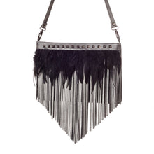 Lade das Bild in den Galerie-Viewer, Die stylische Clutch Bag ist aus echtem und feinstem Metallic Leder. Der obere Taschenrand ist mit rockigen Nieten und echten Federn dekoriert. Der obere Taschenrand ist mit feinen Perlen verziert. Die Tasche hat einen Reißverschluss und eine Henkel zum Umhängen.
