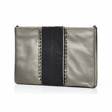 Lade das Bild in den Galerie-Viewer, Die stylische Clutch Bag aus echtem und feinstem Leder in Metallic Bronze und echtem Schlangenleder in Schwarz. Auf der Vorderseite ist sie mit Nieten besetzt. Die Tasche hat einen Reißverschluss und eine Kette zum Umhängen.
