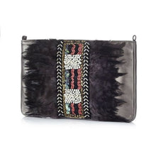 Lade das Bild in den Galerie-Viewer, Die stylische Clutch Bag ist aus echtem und feinstem Leder in Metallic Bronze. Auf der Vorderseite hat sie eine feine Perlenborte und ist mit Schwarzen Federn verziert. Die Tasche hat einen Reißverschluss und eine Kette zum Umhängen.