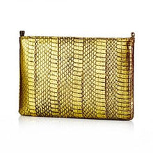Lade das Bild in den Galerie-Viewer, Die stylische Clutch Bag aus echtem und feinstem Schlangenleder in Gold. Die Tasche hat einen Reißverschluss und eine Kette zum Umhängen.