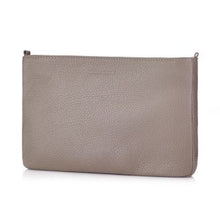 Lade das Bild in den Galerie-Viewer, Die stylische Clutch Bag ist aus echtem und feinstem Leder in Taupe. Die Tasche hat einen Reißverschluss.