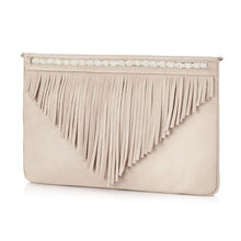 Lade das Bild in den Galerie-Viewer, Die stylische Clutch Bag ist aus echtem Leder in beige. Der obere Taschenrand ist mit feinsten Perlen dekoriert. Die Tasche hat einen Reißverschluss und eine Kette zum Umhängen.