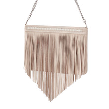 Lade das Bild in den Galerie-Viewer, Die stylische Clutch Bag ist aus echtem Leder in beige. Der obere Taschenrand ist mit feinsten Perlen dekoriert. Die Tasche hat einen Reißverschluss und eine Kette zum Umhängen.