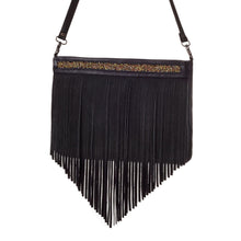 Lade das Bild in den Galerie-Viewer, Die stylische Clutch Bag ist aus echtem Leder in beige. Der obere Taschenrand ist mit feinsten Perlen dekoriert. Die Tasche hat einen Reißverschluss und ein Lederband zum Umhängen.