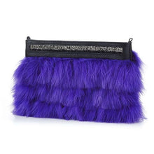 Lade das Bild in den Galerie-Viewer, Die stylische Clutch Bag ist aus echtem und feinstem Schwarzen Leder und ist rundum mit echten Lila Federn dekoriert. Der obere Taschenrand ist mit feinen Perlen verziert. Die Tasche hat einen Reißverschluss und eine Kette zum Umhängen.