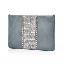 Lade das Bild in den Galerie-Viewer, Die stylische Clutch Bag aus echtem und feinstem Leder in Eisblau und echtem Schlangenleder in Grau. Auf der Vorderseite ist sie mit Nieten besetzt. Die Tasche hat einen Reißverschluss und eine Kette zum Umhängen.