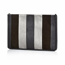Lade das Bild in den Galerie-Viewer, Die Tortola Small Bag überzeugt durch ich stillsicheres Streifendesign in Schwarz- und Silbertönen. Gefertigt ist diese tolle Clutch aus glattem und fein genarbtem Rindsleder sowie edlem Veloursleder. Das Innenfutter in Pink setzt einen weiteren Farbakzent.