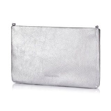 Lade das Bild in den Galerie-Viewer, Stylische Clutch Bag aus Silbernen Metallic Leder und Korallfarbenen Innenfutter. Hat eine Kette zum Umhängen und eine kleine Innentasche. Die Tasche wird mit einem Reißverschluss geschlossen.