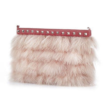 Lade das Bild in den Galerie-Viewer, Die stylische Clutch Bag ist aus echtem und feinstem Leder in Koralle und ist auf der Vorderseite mit echten Federn in Rosé dekoriert. Der obere Taschenrand ist mit rockigen Nieten verziert. Die Tasche hat einen Reißverschluss und eine Kette zum Umhängen.