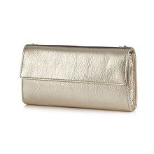 Lade das Bild in den Galerie-Viewer, Die stylische Clutch Bag ist aus echtem und feinstem Leder in Gold. Die Tasche hat einen Magnetverschluss.