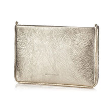 Lade das Bild in den Galerie-Viewer, Stylische Clutch Bag aus Goldenem Metallic Leder und Schwarzen Innenfutter. Hat eine Kette zum Umhängen und eine kleine Innentasche. Die Tasche wird mit einem Reißverschluss geschlossen.