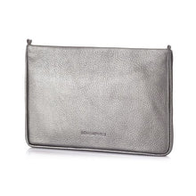 Lade das Bild in den Galerie-Viewer, Stylische Clutch Bag im Dunklen Metallic Leder und Pinken Innenfutter. Hat eine Kette zum Umhängen und eine kleine Innentasche. Die Tasche wird mit einem Reißverschluss geschlossen.