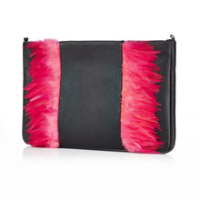 Lade das Bild in den Galerie-Viewer, Die stylische Clutch Bag aus echtem und feinstem Leder in Schwarz ist mit Pinken Federn verziert. Die Tasche hat einen Reißverschluss und eine Kette zum Umhängen.