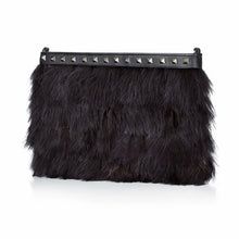 Lade das Bild in den Galerie-Viewer, Die stylische Clutch Bag ist aus echtem und feinstem schwarzen Leder und ist auf der Vorderseite mit echten schwarzen Federn dekoriert. Der obere Taschenrand ist mit rockigen Nieten verziert. Die Tasche hat einen Reißverschluss und eine Kette zum Umhängen.