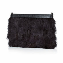 Lade das Bild in den Galerie-Viewer, Die stylische Clutch Bag ist aus echtem und feinstem schwarzen Leder und ist auf der Vorderseite mit echten schwarzen Federn dekoriert. Die Tasche hat einen Reißverschluss und eine Kette zum Umhängen.