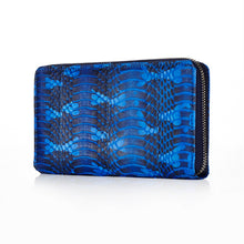 Lade das Bild in den Galerie-Viewer, Das hochwertige Portemonnaie „Aracaju“ ist komplett aus echtem und royalblauem Schlangenleder gefertigt. Ein echter Eyecatcher ist zudem das Innenfutter in Pink.