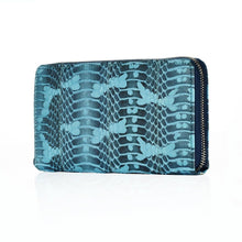 Lade das Bild in den Galerie-Viewer, Das hochwertige Portemonnaie „Aracaju“ ist komplett aus echtem und türkisem Schlangenleder gefertigt. Ein echter Eyecatcher ist zudem das Innenfutter in Pink.