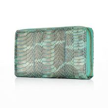 Lade das Bild in den Galerie-Viewer, Das hochwertige Portemonnaie „Aracaju“ ist komplett aus echtem und türkis/goldenem Schlangenleder gefertigt. Ein echter Eyecatcher ist zudem das Innenfutter in Pink.