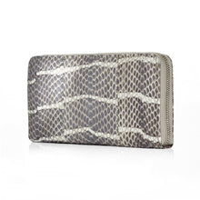 Lade das Bild in den Galerie-Viewer, Das hochwertige Portemonnaie „Aracaju“ ist komplett aus echtem und grauem Schlangenleder gefertigt. Ein echter Eyecatcher ist zudem das Innenfutter in Korall.
