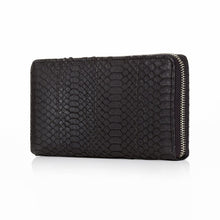 Lade das Bild in den Galerie-Viewer, Das hochwertige Portemonnaie „Aracaju“ ist komplett aus echtem und schwarzem Schlangenleder gefertigt. Ein echter Eyecatcher ist zudem das Innenfutter in Pink.