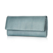 Lade das Bild in den Galerie-Viewer, Das wunderschöne Portemonnaie „Turbo“ in der Farbe Eisblau bietet mit seinen zahlreichen Innenfächern ausreichend Platz für mehrere Karten und besitzt zudem ein Münzgeldfach mit Reißverschluss. Geschlossen wird es mit einem Überschlag und Drukknopf. Das Innenfutter in Korallefarben rundet den Look perfekt ab.