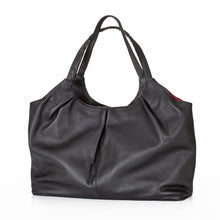 Lade das Bild in den Galerie-Viewer, Der Shopper „San José“ ist ein wahres Platzwunder in zeitlos schönem Design. Gefertigt ist die Tasche aus herrlich griffigem Rindsleder in Schwarz. Das Innenfutter ist in kontrastierendem Rot gehalten. Als Verschlussart dient ein Druckknopf. Dank ihrer geräumigen Abmessungen bietet diese schöne Tasche ausreichend Platz und kann sogar als Weekender zum Einsatz kommen. Getragen werden kann sie in der Hand, in der Ellenbeuge oder über der Schulter.