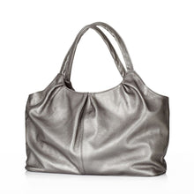 Lade das Bild in den Galerie-Viewer, Der Shopper „San José“ ist ein wahres Platzwunder in zeitlos schönem Design. Gefertigt ist die Tasche aus herrlich griffigem Rindsleder in dunklem Silber. Das Innenfutter ist in Korallfarben gehalten. Als Verschlussart dient ein Druckknopf. Dank ihrer geräumigen Abmessungen bietet diese schöne Tasche ausreichend Platz und kann sogar als Weekender zum Einsatz kommen. Getragen werden kann sie in der Hand, in der Ellenbeuge oder über der Schulter.