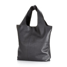 Lade das Bild in den Galerie-Viewer, Funktionalität und Ästhetik vereinen sich in dieser edlen Tote Bag. Gefertigt ist die „San Juan Bag“ aus angenehm griffigem Rindsleder in der Farbe Schwarz. Das Innenfutter ist in Schwarz gehalten. Dank ihrer geräumigen Abmessungen bietet diese schöne Tasche ausreichend Platz. Die Tasche kann in der Hand, in der Ellenbeuge oder über der Schulter getragen werden.