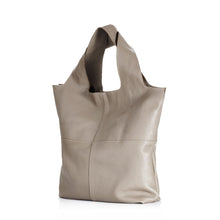 Lade das Bild in den Galerie-Viewer, Funktionalität und Ästhetik vereinen sich in dieser edlen Tote Bag. Gefertigt ist die „San Juan Bag“ aus angenehm griffigem Rindsleder in der Farbe Oliv. Das Innenfutter ist in Beige gehalten. Dank ihrer geräumigen Abmessungen bietet diese schöne Tasche ausreichend Platz. Die Tasche kann in der Hand, in der Ellenbeuge oder über der Schulter getragen werden.