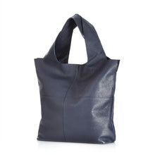 Lade das Bild in den Galerie-Viewer, Funktionalität und Ästhetik vereinen sich in dieser edlen Tote Bag. Gefertigt ist die „San Juan Bag“ aus angenehm griffigem Rindsleder in der Farbe Dunkelblau. Das Innenfutter ist in Beige gehalten. Dank ihrer geräumigen Abmessungen bietet diese schöne Tasche ausreichend Platz. Die Tasche kann in der Hand, in der Ellenbeuge oder über der Schulter getragen werden.