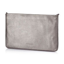 Lade das Bild in den Galerie-Viewer, Stylische Clutch Bag im Dunklen Metallic Leder und Pinken Innenfutter. Hat eine Kette zum Umhängen und eine kleine Innentasche. Die Tasche wird mit einem Reißverschluss geschlossen.