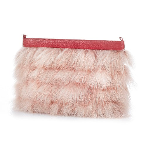 Die stylische Clutch Bag ist aus echtem und feinstem Leder in Koralle und ist auf der Vorderseite mit echten Federn in Rosé dekoriert. Die Tasche hat einen Reißverschluss und eine Kette zum Umhängen.  