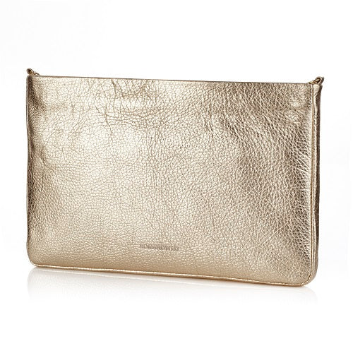 Stylische Clutch Bag aus Goldenem Metallic Leder und Schwarzen Innenfutter. Hat eine Kette zum Umhängen und eine kleine Innentasche. Die Tasche wird mit einem Reißverschluss geschlossen. 