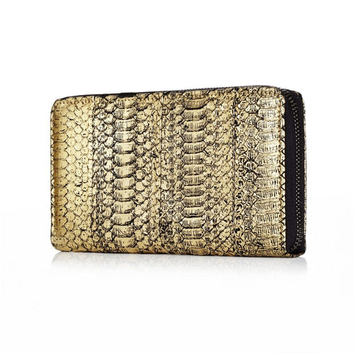 Das hochwertige Portemonnaie „Aracaju“ ist komplett aus echtem und gold/schwarzem Schlangenleder gefertigt. Ein echter Eyecatcher ist zudem das Innenfutter in Schwarz. 